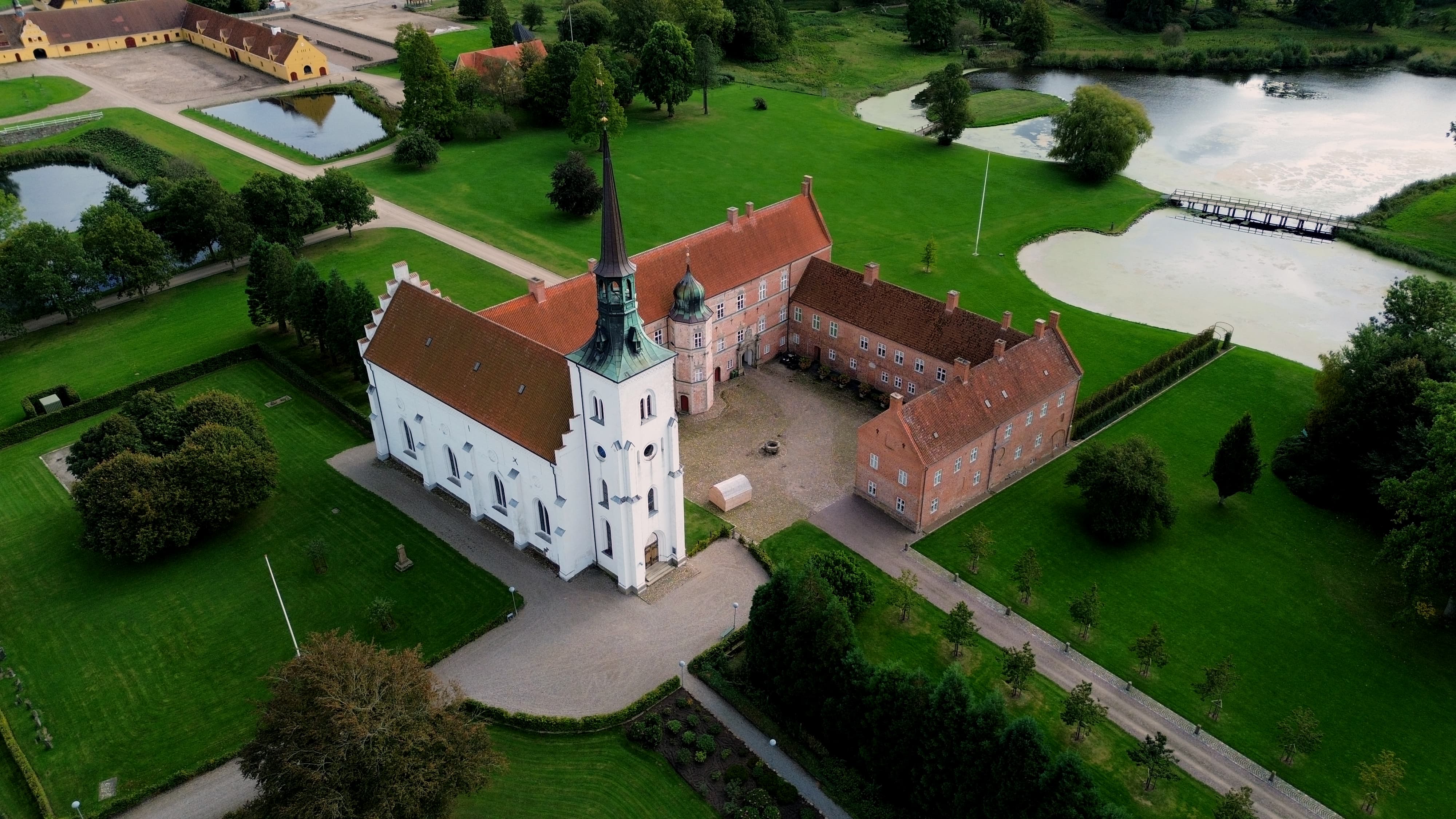 Dronefoto over Brahetrolleborg Slot og -Kirke